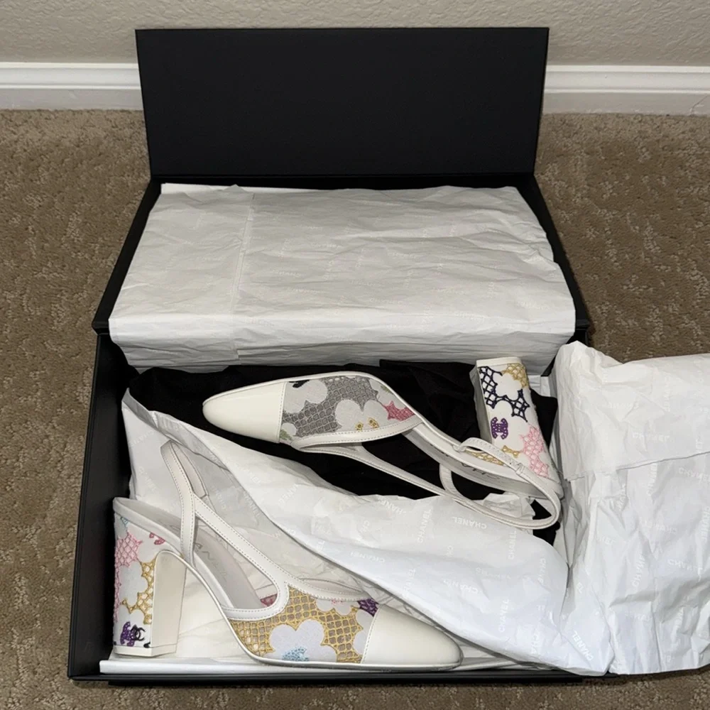 CHANEL 
Guipure Patent Embroidered Floral Cap Toe CC Slingback heels 37.5 White - Picture 8 of 8
